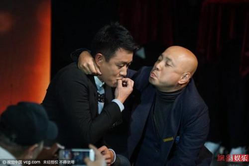 12月1日，上海戏剧学院举行70周年校庆，有超过1600名校友重返上戏参加庆典。佟大为、徐峥等一众校友现身当晚的校庆红毯，张纪中夫妇也作为嘉宾出席现场。内场晚会上，徐峥跪地扮大猩猩，与佟大为对吻。