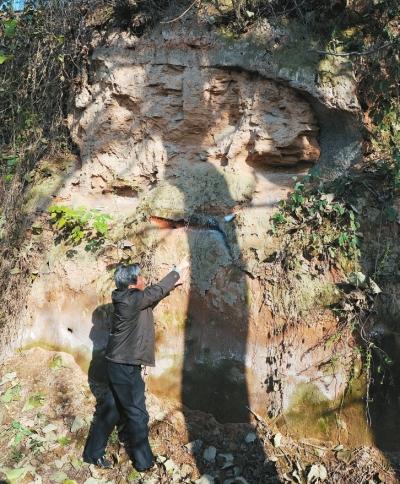 一处断崖上显露出古窑遗迹 一处断崖上显露出古窑遗迹