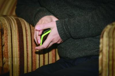 115人反智能手机:每天充电感觉像狗被拴在家里 115人反智能手机:每天充电感觉像狗被拴在家里