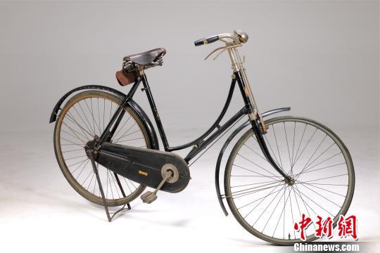图为末代皇帝溥仪和皇后婉容骑过的英国三枪牌自行车。