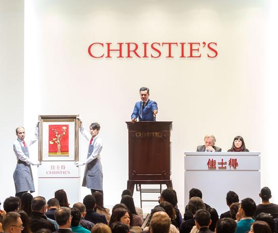 图：全场最高成交价拍品是常玉的《黄桌上的菊花瓶》，成交价达四千六百零四万港元 佳士得供图