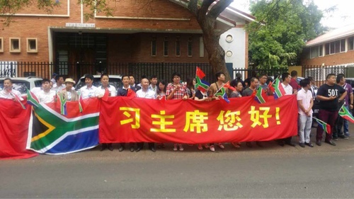 当地时间12月2日下午13时48分， 中国国家主席习近平乘专机抵达南非共和国行政首都次瓦尼（原名比勒托利亚）瓦特克卢夫空军基地,开始对南非进行国事访问。习近平主席和夫人彭丽媛受到南非外长马沙巴内等政府高级官员热情迎接。南非儿童向习近平主席夫妇献上鲜花。礼兵在红地毯两侧行注目礼。