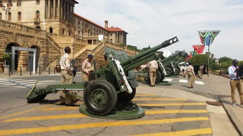 侨联之友的南非群友梁铨报道，习近平主席抵达后，南非总统祖马在总统府为习近平主席举行了隆重的欢迎仪式。现场奏中南两国国歌，鸣21响礼炮，检阅仪仗队。