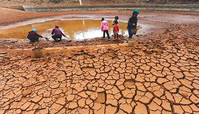 云南省寻甸县功山镇朵马嘎村村民在即将枯竭的蓄水塘取水 云南省寻甸县功山镇朵马嘎村村民在即将枯竭的蓄水塘取水