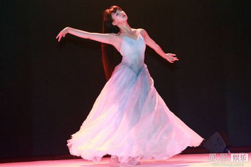 　小彩旗表演转圈特技。