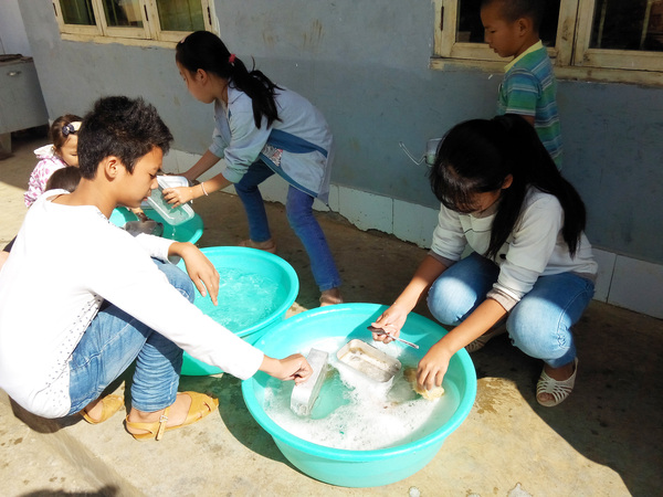 董事长李国柱和县领导与孩子们合影留念