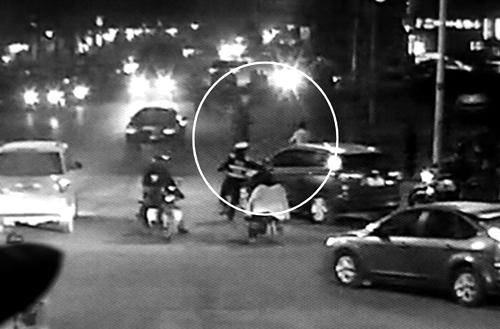 逆行别克车拖带协警20多米 车主致歉警方正调查 逆行别克车拖带协警20多米 车主致歉警方正调查