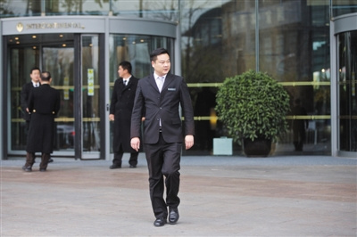 街头母女被抢 酒店安保果断出手弃车追赶劫匪 街头母女被抢 酒店安保果断出手弃车追赶劫匪