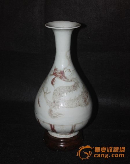 何伯表示，流传至今的元代釉里红瓷器也很少，可见它的历史性、艺术性、珍贵性，堪称汉民族陶瓷艺术的瑰宝。为此，何伯一直致力于收藏研究元代时期的古陶瓷，对釉里红器物尤为钟爱。在何伯的家中，珍藏了一件元代时期的龙纹玉壶春釉里红瓶。该瓶绘以三爪龙纹装饰，属于典型的元代风格。这件玉壶春瓶独特之处，在于它的卧莲纹绘画。根据何伯介绍，一般的元代玉壶春瓶是很少见到卧莲纹饰的。为此，何伯当时购买这件藏品仅仅是凭借网络微信图片就敢轻易委托海外的朋友在英国购买回来。由于对自己的眼光怀有十分自信的心态，何伯认为是一件难得的珍品。为此，他便没有上手看到实物便大胆地请朋友帮忙买回来了。何伯看到实物后非常满意，他认为这是一件非常珍稀的元代釉里红。