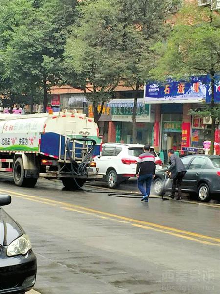 网曝一环卫车停路上给私家车洗车 回应称是误会 网曝一环卫车停路上给私家车洗车 回应称是误会