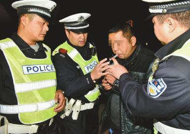 成都男子酒驾被查 大呼冤枉称喝的药酒不是酒 成都男子酒驾被查 大呼冤枉称喝的药酒不是酒