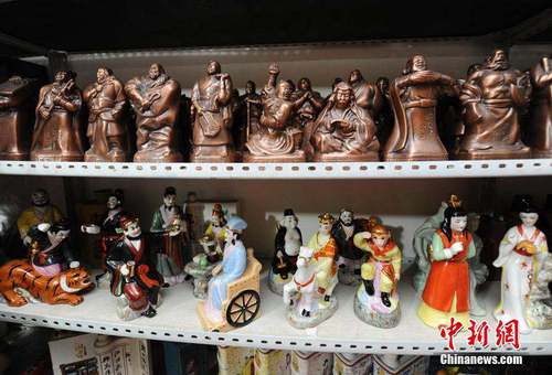 这款一百单八将（上）的酒器十分特别，据刘国福介绍，单是这些酒器的模具就耗时6年时间才制作完成。 张瑶 摄