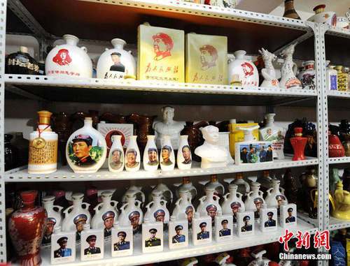 30多年里，他通过捡拾、购买、海淘、朋友赠与等多种方式，收藏了中外各个时期的极具艺术特色的酒器，至今已超过一万件。 张瑶 摄