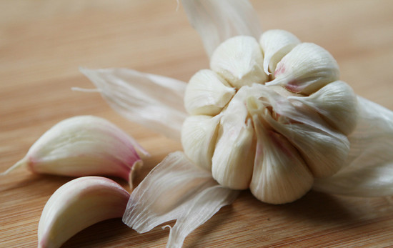 大蒜那抹让人爱恨交加的气味 到底是个什么鬼？