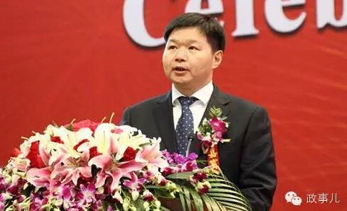 “政事儿”(微信ID：gcxxjgzh)发现，从2005年任正厅级武汉铁路局局长算起，在这10年多时间中，安路生的职位至少发生14次变动，这种高频率职位变动的案例在官员群体中比较少见。