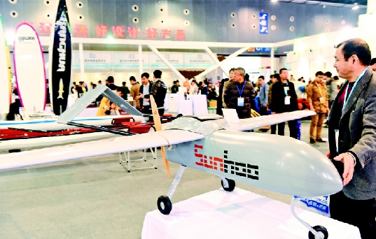 11月30日，装博会上的一款无人机吸引了客商的目光。当日，为期4天的2015中国义乌国际装备博览会暨第五届智能博览会，在浙江省义乌市义乌国际博览中心开幕。本届装博会设人工智能技术、工业自动化及3D打印、纺织及服装机械等9大展区3193个展位，吸引来自中国、美国、德国等11个国家和地区的769家企业参展。新华社发
