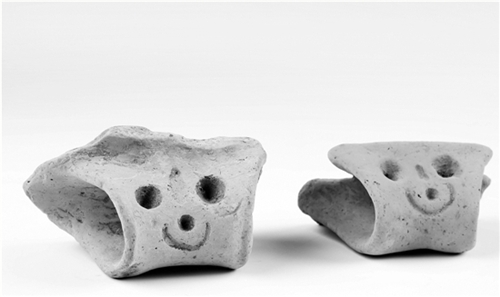 鱼山·乌龟山遗址出土的刻画着先民神秘笑脸的陶耳 鱼山·乌龟山遗址出土的刻画着先民神秘笑脸的陶耳
