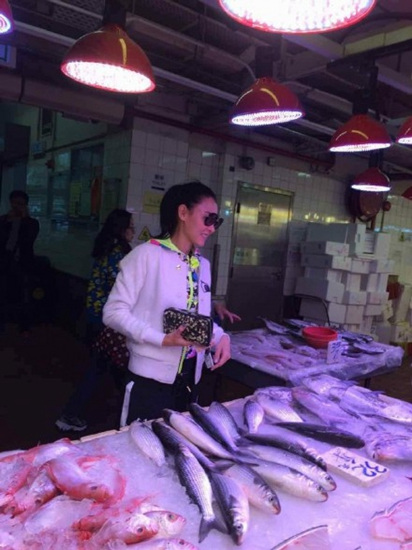 张柏芝素颜逛菜市场 亲自挑选食材给儿子煮饭1 张柏芝素颜逛菜市场 亲自挑选食材给儿子煮饭1