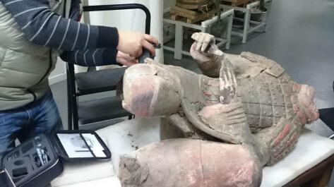 工作人员应用艾尼提便携式显微镜3R-MSV500