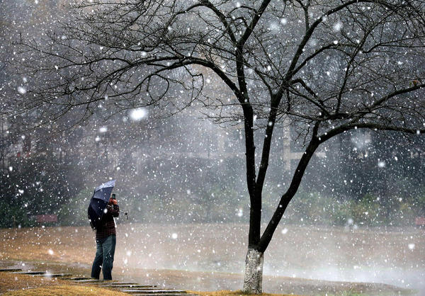 游客拍摄雪景。