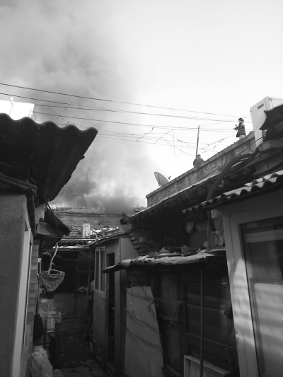 北京鼓楼一民房起火 好小伙救起九旬老人冲出火场 北京鼓楼一民房起火 好小伙救起九旬老人冲出火场