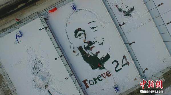 吉林大学生雪地里作画 致敬“永远的科比”1