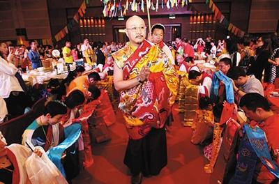 从风水师到“活佛”:揭秘白玛奥色起伏轨迹2 从风水师到“活佛”:揭秘白玛奥色起伏轨迹2