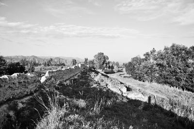 博斯坦古城(西南角向东)特克斯县文物局供图  博斯坦古城(西南角向东)特克斯县文物局供图