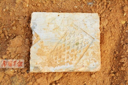 图为考古现场散落的残缺汉砖。詹燕萍摄