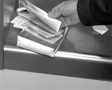 女子发现取款机旁放冥币 民警称不排除诈骗陷阱 女子发现取款机旁放冥币 民警称不排除诈骗陷阱