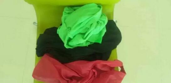 老人三亚游泳衣物遭城管没收 着泳裤穿行闹市2 老人三亚游泳衣物遭城管没收 着泳裤穿行闹市2