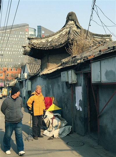 昨日，杨椒山祠，居民从门口进出，从院外可以看到原本的建筑八角楼。（刘辰 摄）