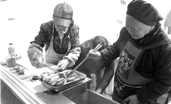 82岁老太卖了25年臭豆腐 一天卖2000多块1 82岁老太卖了25年臭豆腐 一天卖2000多块1