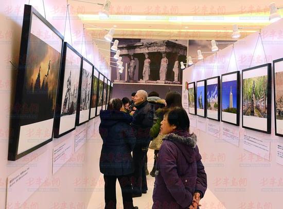 市民参观雕塑摄影展。 
