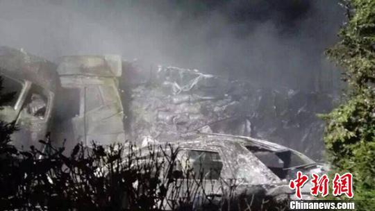 组图:沈海高速多车相撞 多车被烧毁一片狼藉