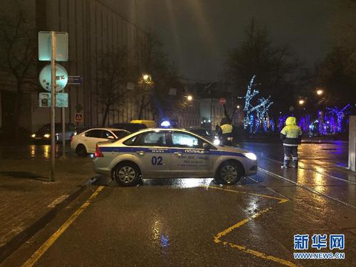 12月7日，在俄罗斯首都莫斯科，警察在发生爆炸的公车站现场调查。 当日，莫斯科市中心一处公车站发生爆炸，造成3人受伤。新华社记者鲁金博摄1