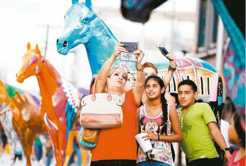 资料图片：调查结果显示，年轻人一周平均拍九张自拍照。