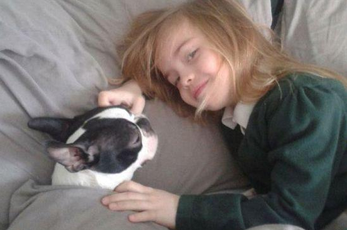 女孩和她的爱犬。