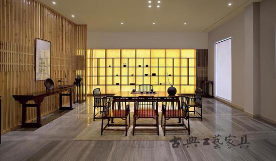 茶室里条案上的装饰蛮有趣。藤条编的簸箕被当镜子架了起来，旁边小小的竹架子也很萌。