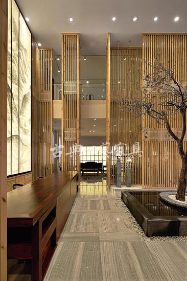 木栅栏的阻隔让隐在其后的家具若隐若现