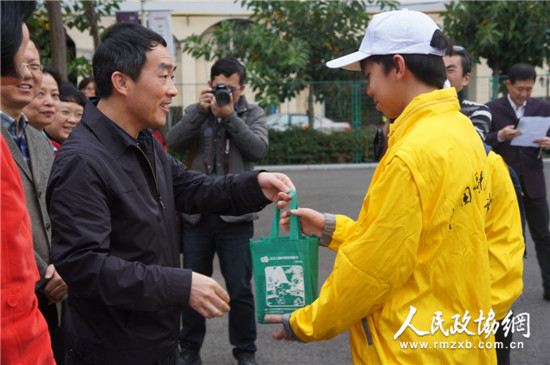 开营仪式上，致公党福建省委副主委、致公党厦门市委主委徐平东（左一）代表主办方向营员们赠书。_副本