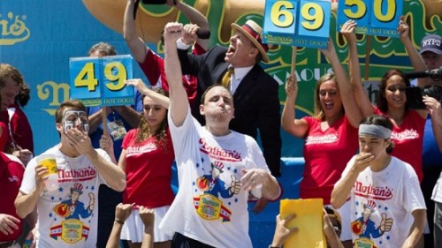 32岁的切斯特纳特参加过不少比赛，曾在吃热狗大赛中获得冠军。