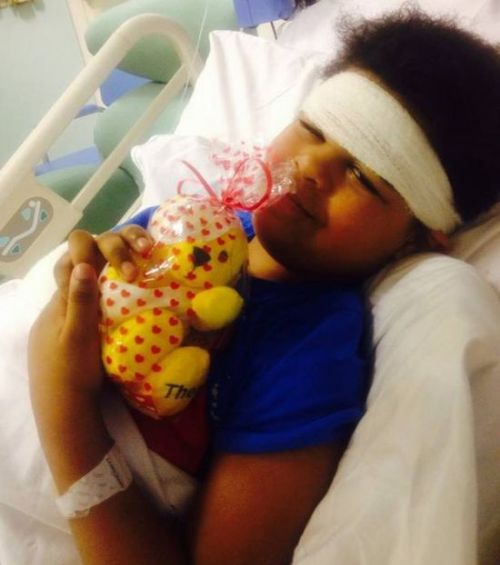 英国一9岁男孩患罕见疾病:大脑长在了脖子里