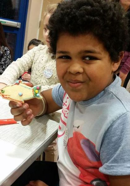 英国一9岁男孩患罕见疾病:大脑长在了脖子里