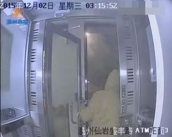 温州男子拿铁锤狂砸ATM机 大秀内心戏