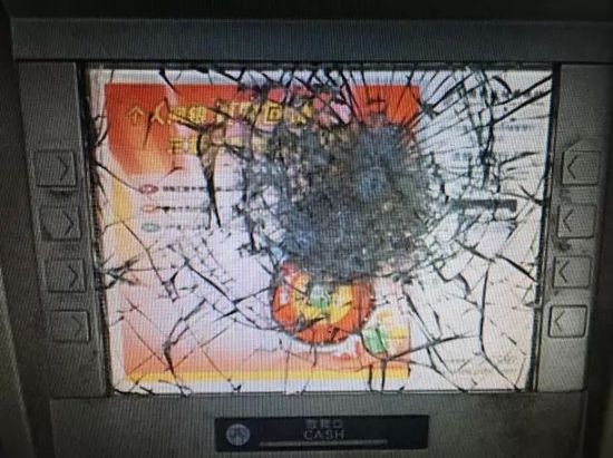 温州男子拿铁锤狂砸ATM机 大秀内心戏