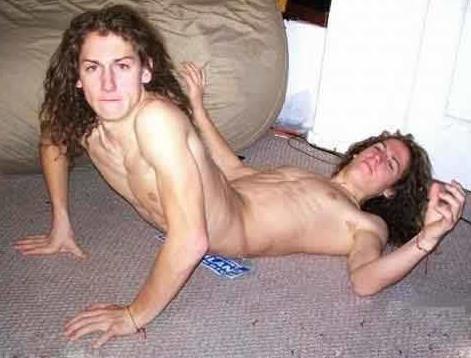 下面这一对连体兄弟他们吃饭都是一个先吃一个后吃，站立也很困难。