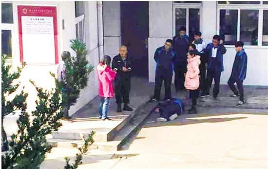 上课玩苹果手机被老师没收 高二男生冲动跳楼 上课玩苹果手机被老师没收 高二男生冲动跳楼