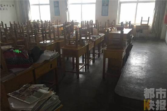 网曝一中学老师体罚学生 整班学生顶凳子听课1 网曝一中学老师体罚学生 整班学生顶凳子听课1