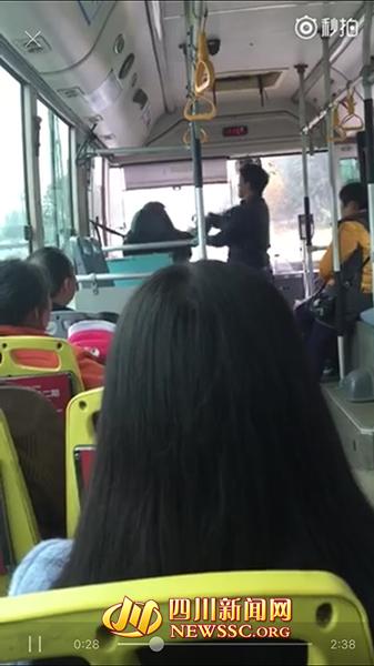 公交车上乘客少投1元 司机要求补齐被打出鼻血1 公交车上乘客少投1元 司机要求补齐被打出鼻血1